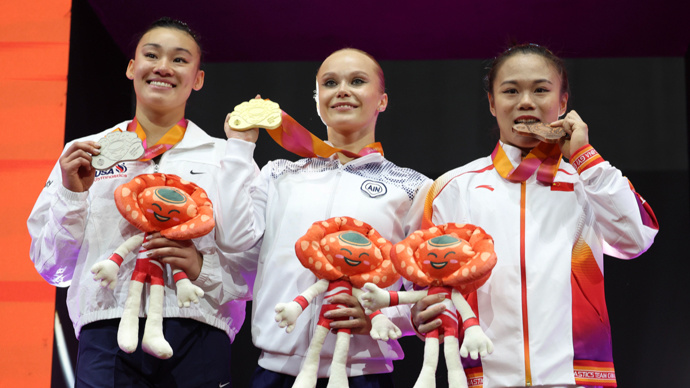 曾力压两名, OYiwA